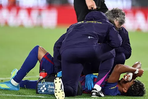 تقارير: موسم لامين يامال قد يكون انتهى بسبب الإصابة